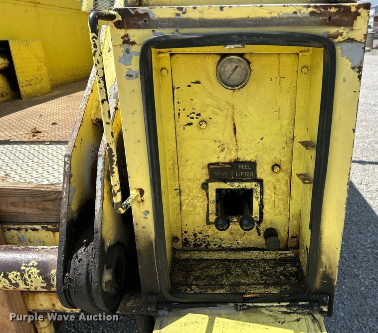 image for item EK8264 1995 Ford F800 reel truck