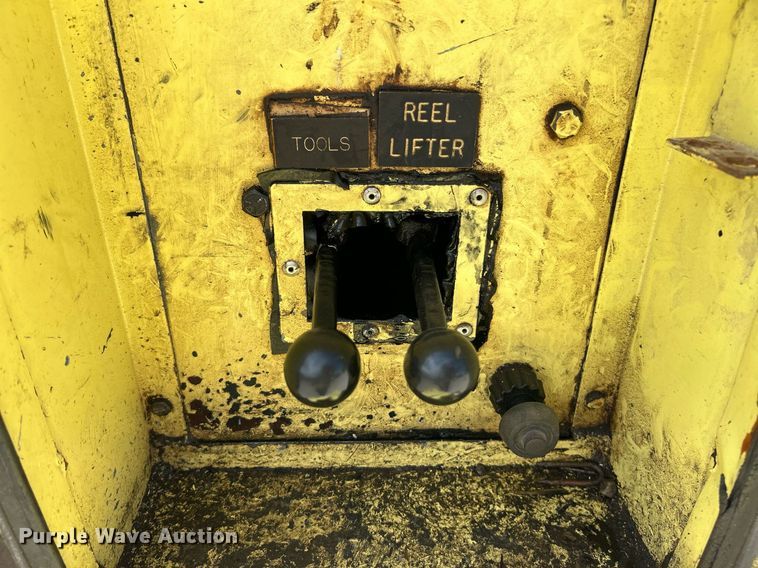 image for item EK8264 1995 Ford F800 reel truck