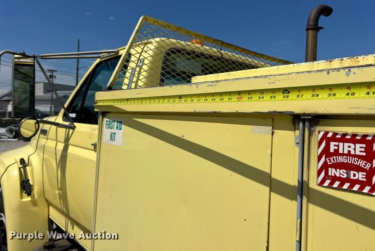 image for item EK8264 1995 Ford F800 reel truck