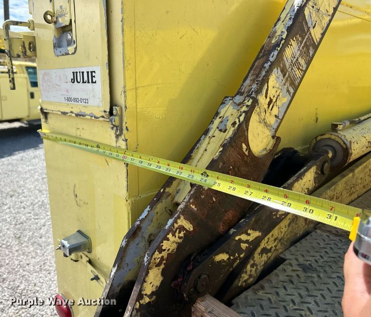 image for item EK8264 1995 Ford F800 reel truck