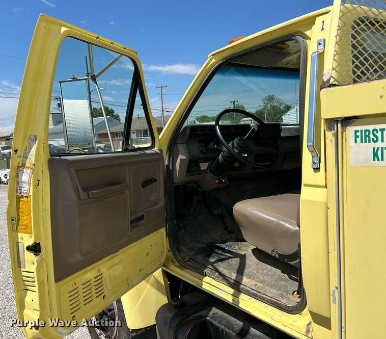 image for item EK8264 1995 Ford F800 reel truck