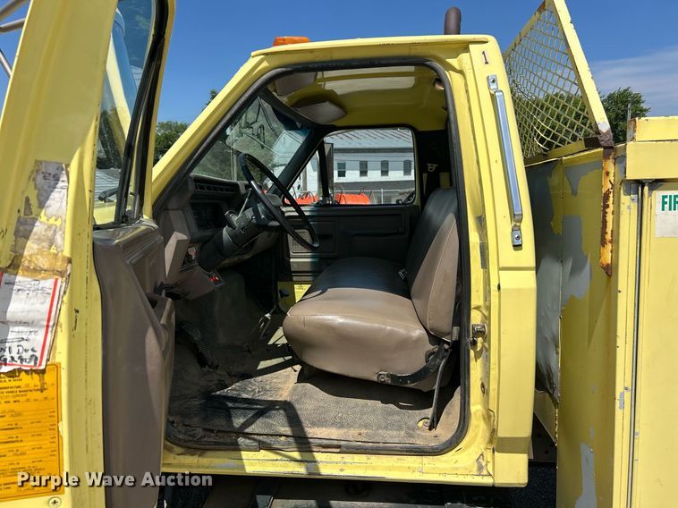 image for item EK8264 1995 Ford F800 reel truck