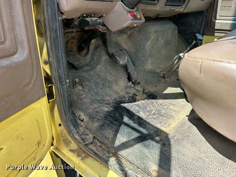 image for item EK8264 1995 Ford F800 reel truck