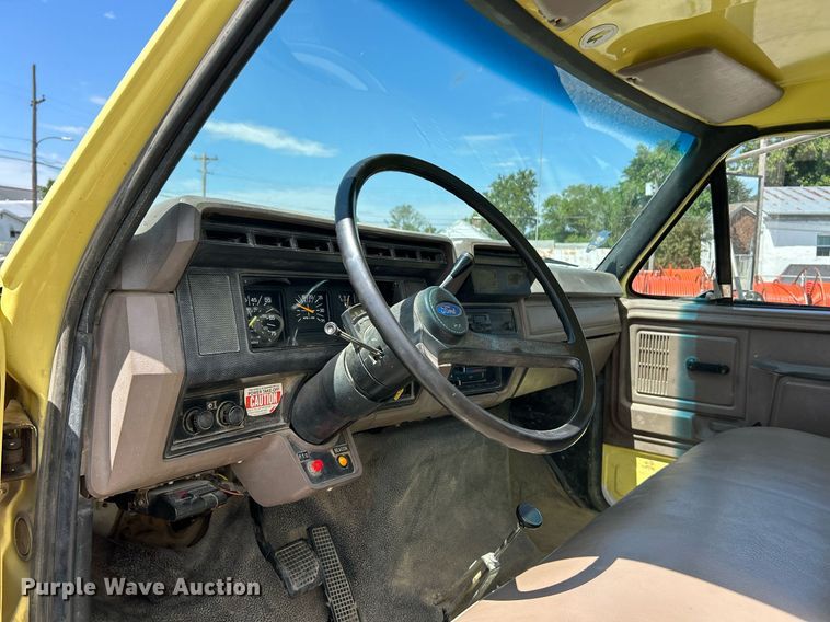 image for item EK8264 1995 Ford F800 reel truck