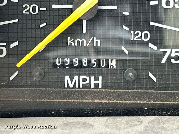 image for item EK8264 1995 Ford F800 reel truck