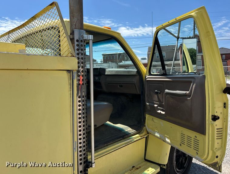 image for item EK8264 1995 Ford F800 reel truck