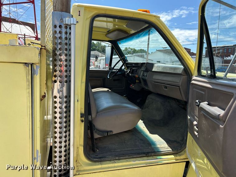 image for item EK8264 1995 Ford F800 reel truck