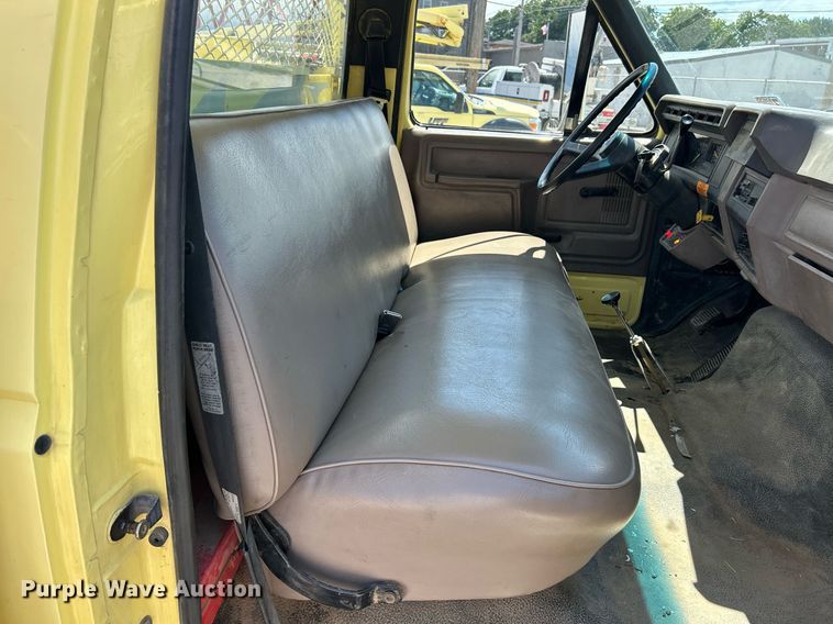 image for item EK8264 1995 Ford F800 reel truck