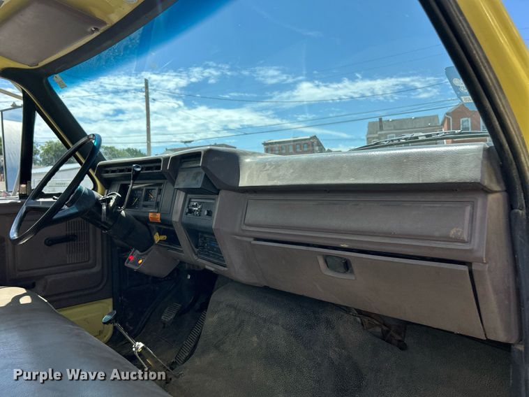 image for item EK8264 1995 Ford F800 reel truck