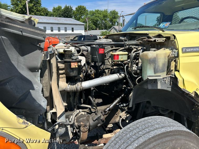 image for item EK8264 1995 Ford F800 reel truck