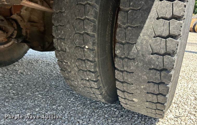 image for item EK8264 1995 Ford F800 reel truck