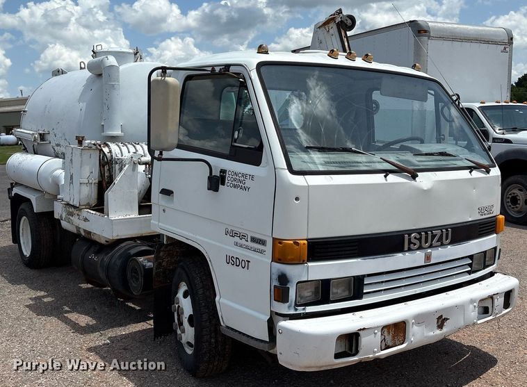 image for item EL2150 1995 Isuzu NPR vacuum truck