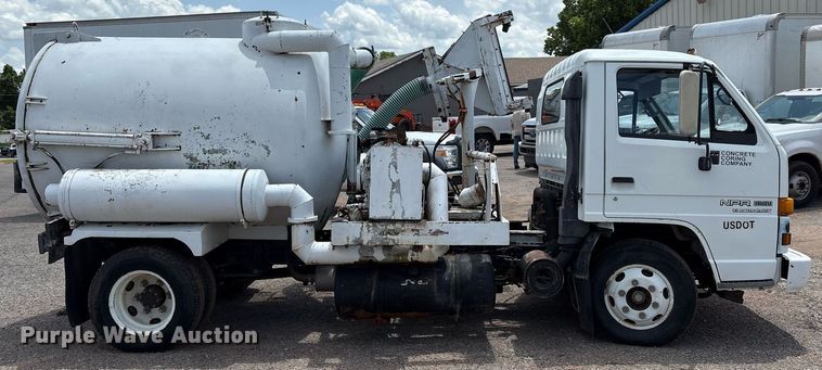 image for item EL2150 1995 Isuzu NPR vacuum truck