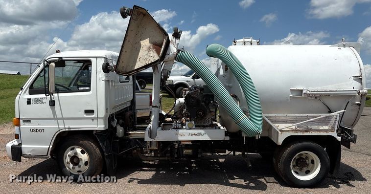 image for item EL2150 1995 Isuzu NPR vacuum truck
