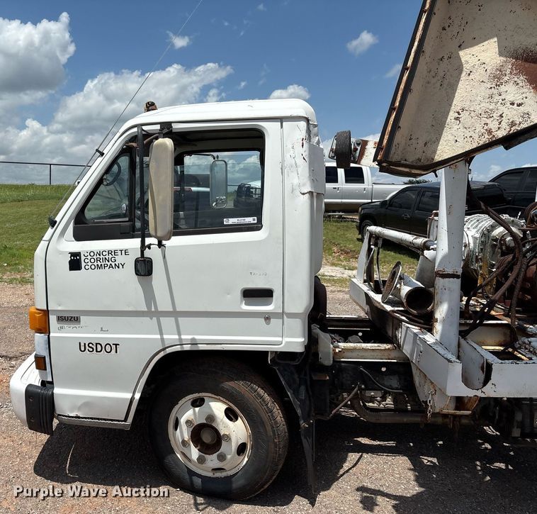 image for item EL2150 1995 Isuzu NPR vacuum truck