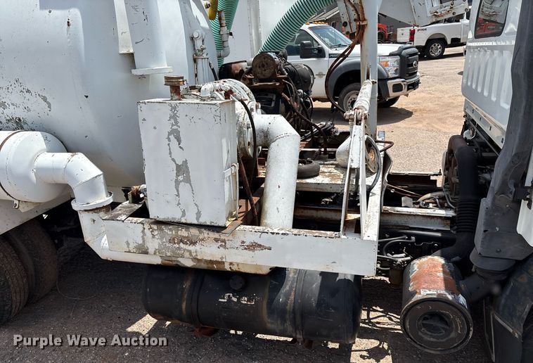 image for item EL2150 1995 Isuzu NPR vacuum truck