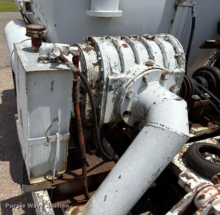 image for item EL2150 1995 Isuzu NPR vacuum truck