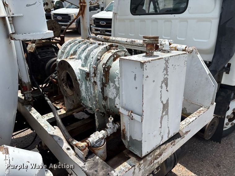 image for item EL2150 1995 Isuzu NPR vacuum truck
