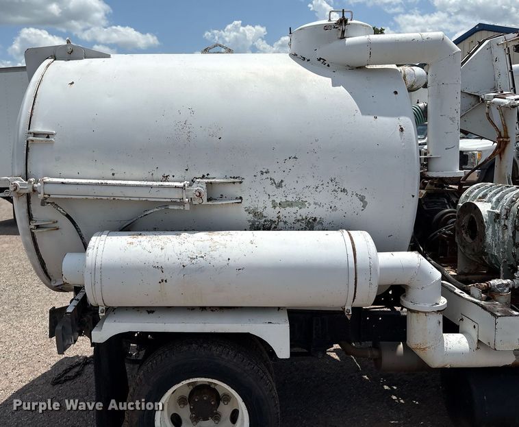 image for item EL2150 1995 Isuzu NPR vacuum truck