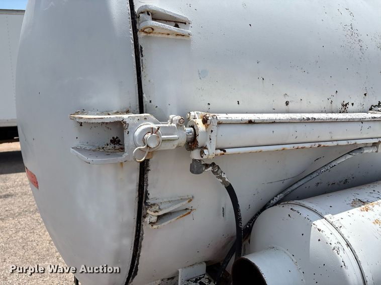 image for item EL2150 1995 Isuzu NPR vacuum truck