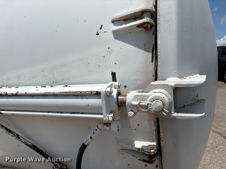 image for item EL2150 1995 Isuzu NPR vacuum truck