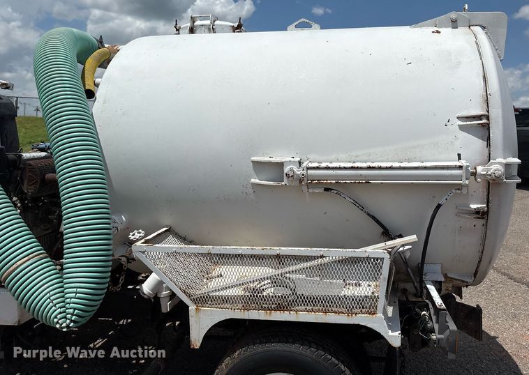 image for item EL2150 1995 Isuzu NPR vacuum truck