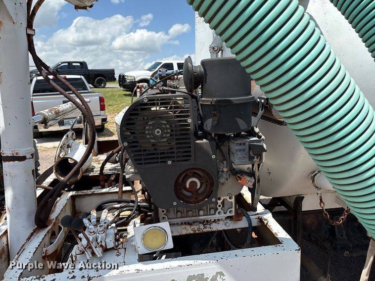 image for item EL2150 1995 Isuzu NPR vacuum truck