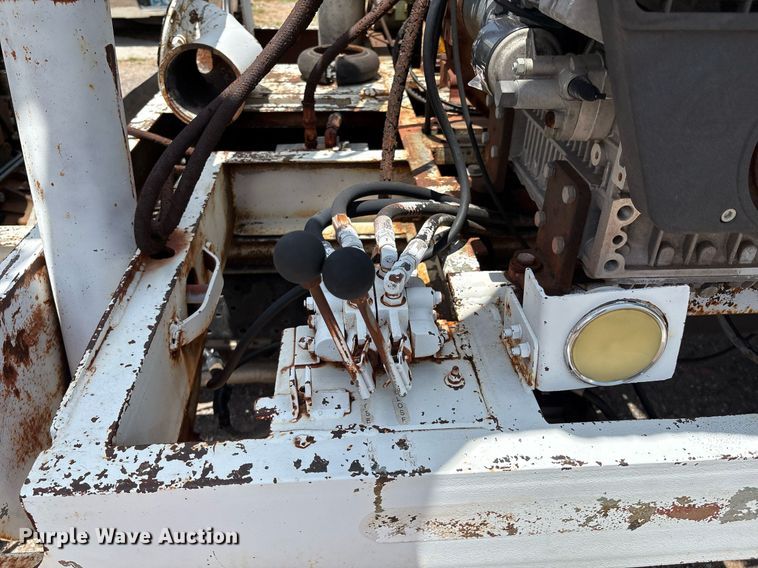 image for item EL2150 1995 Isuzu NPR vacuum truck