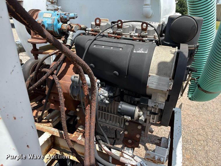 image for item EL2150 1995 Isuzu NPR vacuum truck