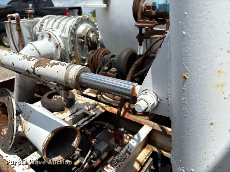 image for item EL2150 1995 Isuzu NPR vacuum truck