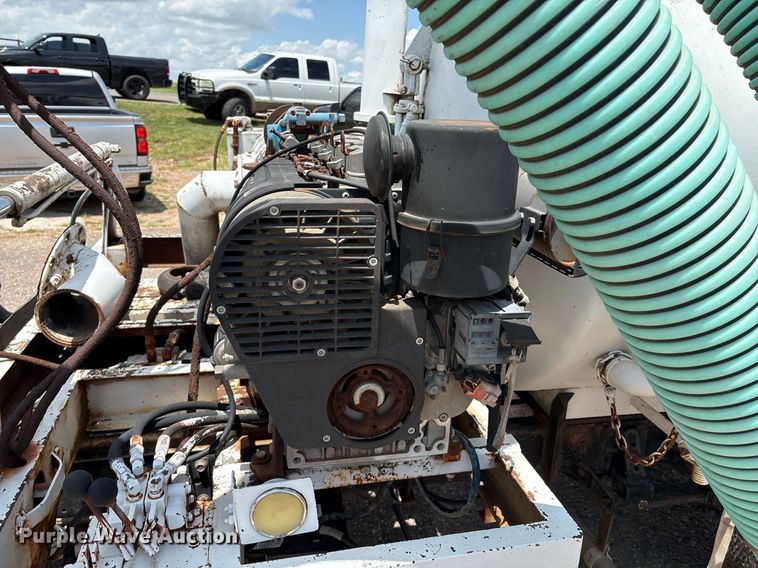 image for item EL2150 1995 Isuzu NPR vacuum truck