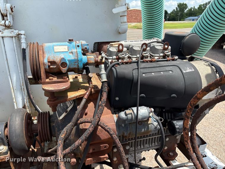 image for item EL2150 1995 Isuzu NPR vacuum truck