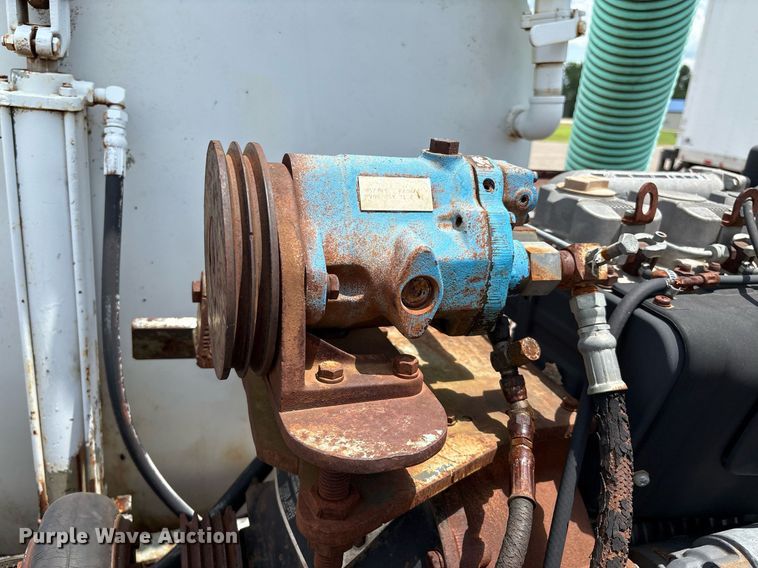 image for item EL2150 1995 Isuzu NPR vacuum truck