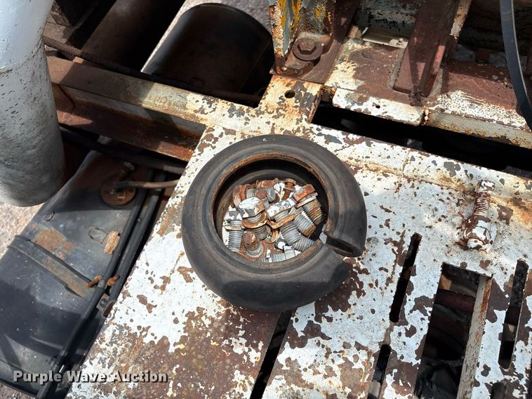 image for item EL2150 1995 Isuzu NPR vacuum truck