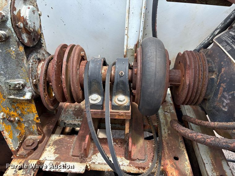 image for item EL2150 1995 Isuzu NPR vacuum truck