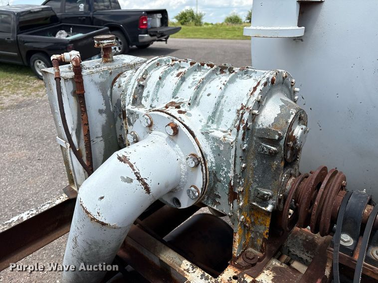 image for item EL2150 1995 Isuzu NPR vacuum truck