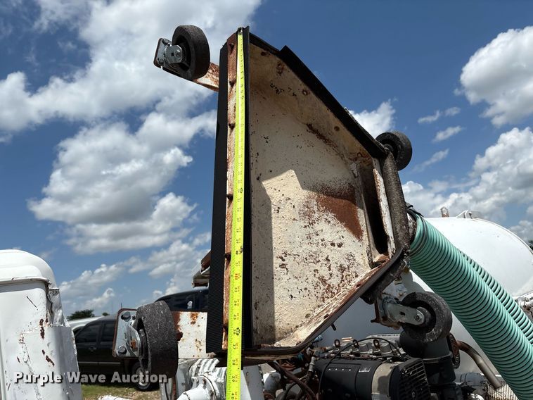 image for item EL2150 1995 Isuzu NPR vacuum truck