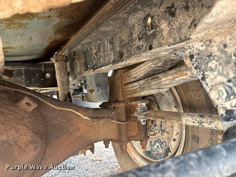 image for item EL2150 1995 Isuzu NPR vacuum truck