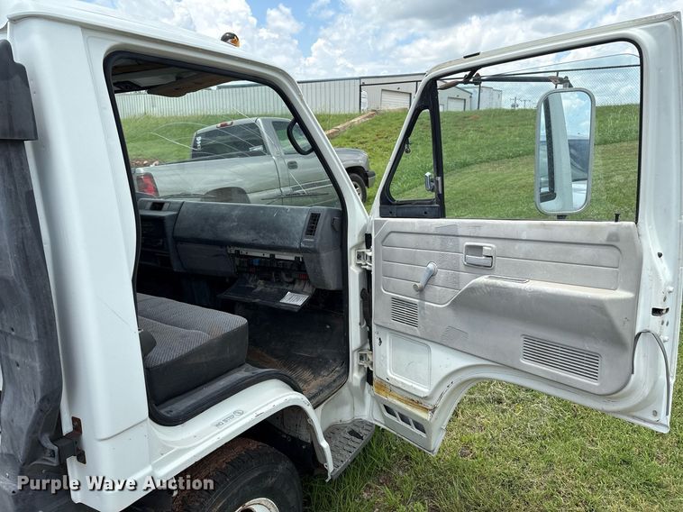 image for item EL2150 1995 Isuzu NPR vacuum truck