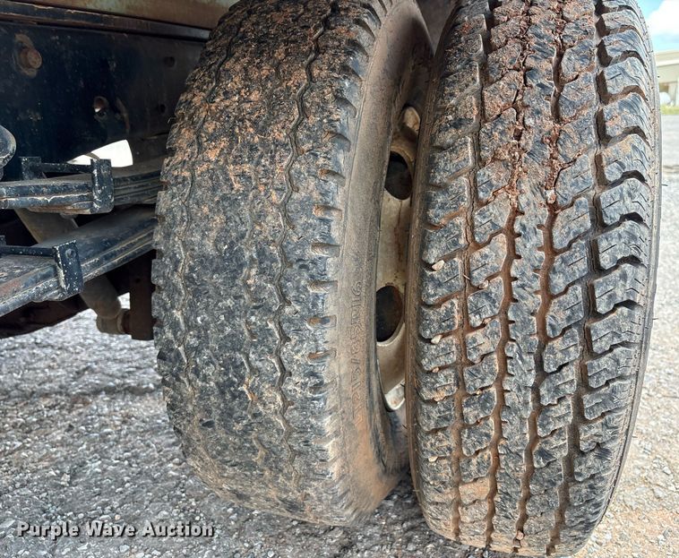 image for item EL2150 1995 Isuzu NPR vacuum truck