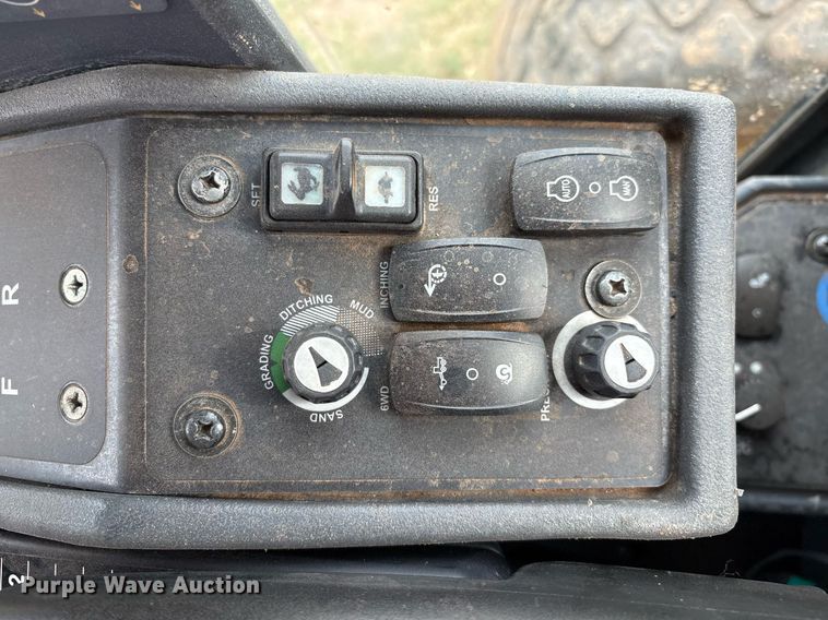 image for item EL2157 2013 John Deere 772G motor grader