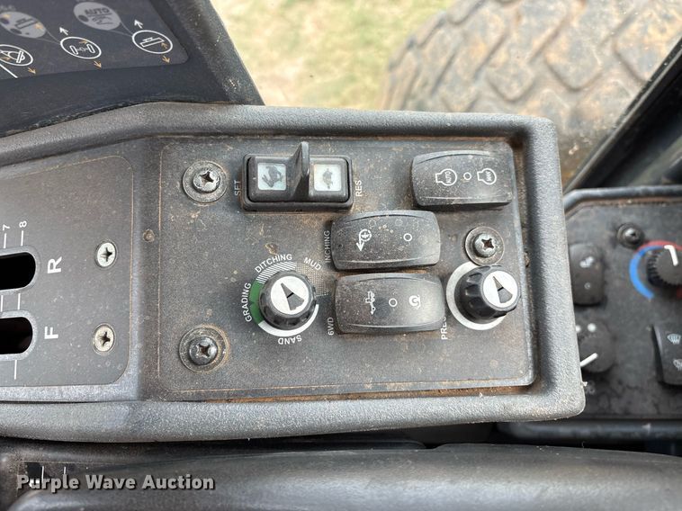 image for item EL2157 2013 John Deere 772G motor grader