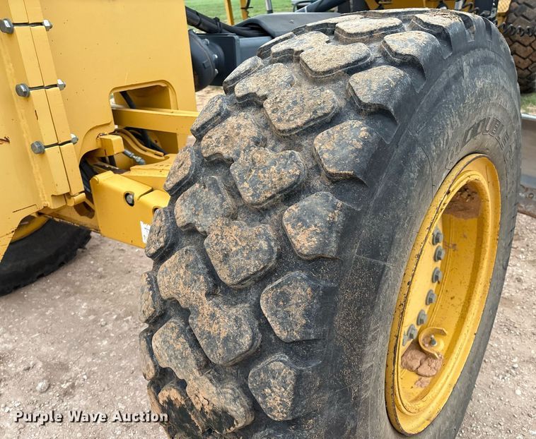 image for item EL2157 2013 John Deere 772G motor grader