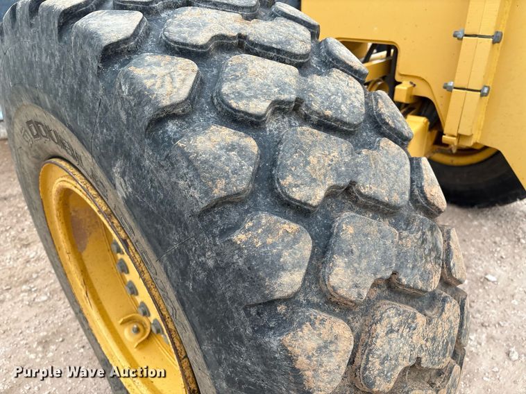 image for item EL2157 2013 John Deere 772G motor grader