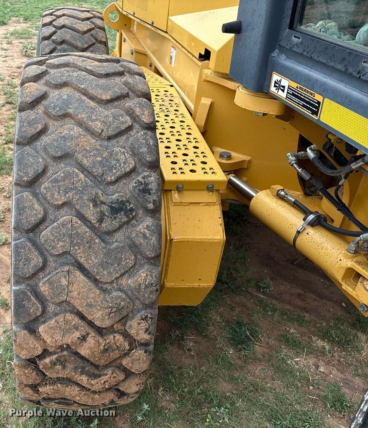 image for item EL2157 2013 John Deere 772G motor grader