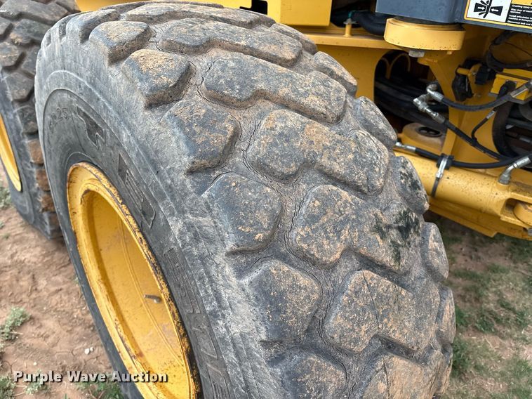 image for item EL2157 2013 John Deere 772G motor grader