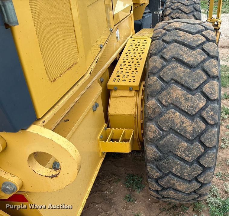 image for item EL2157 2013 John Deere 772G motor grader