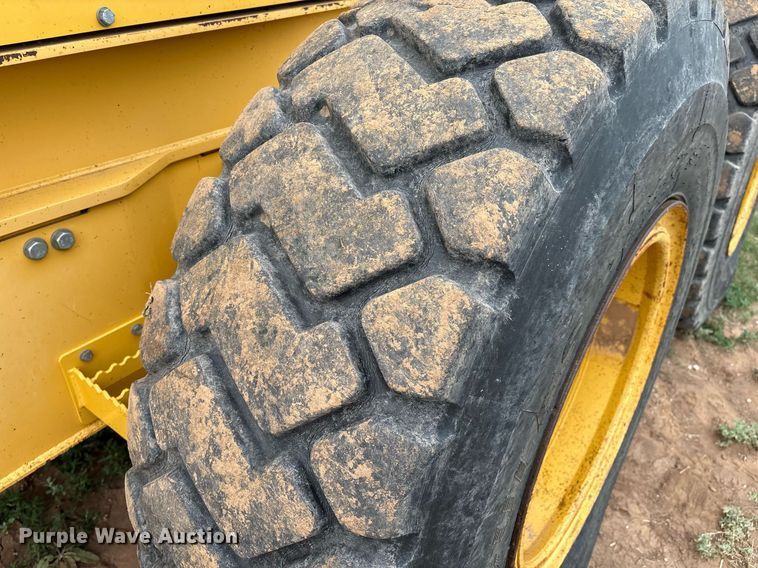 image for item EL2157 2013 John Deere 772G motor grader