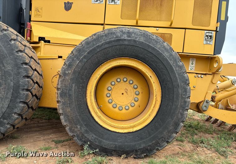 image for item EL2157 2013 John Deere 772G motor grader