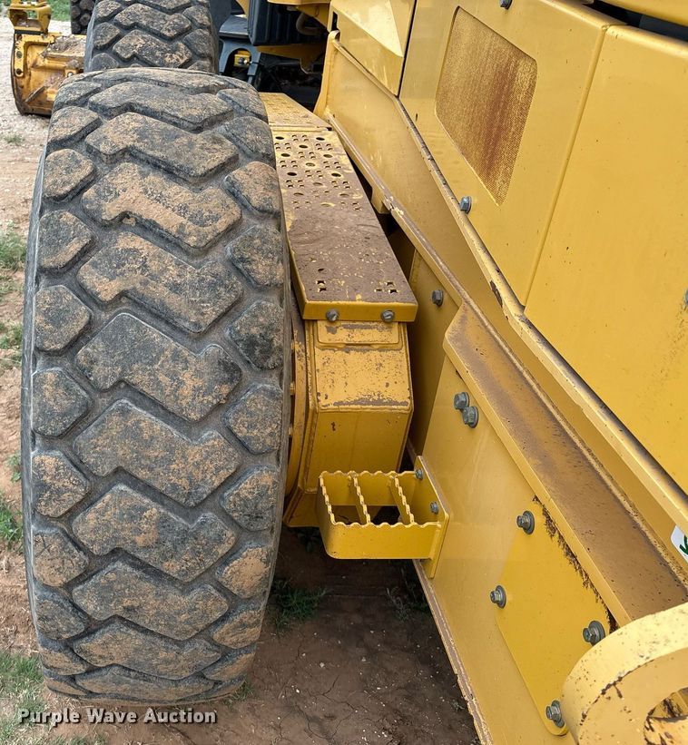 image for item EL2157 2013 John Deere 772G motor grader